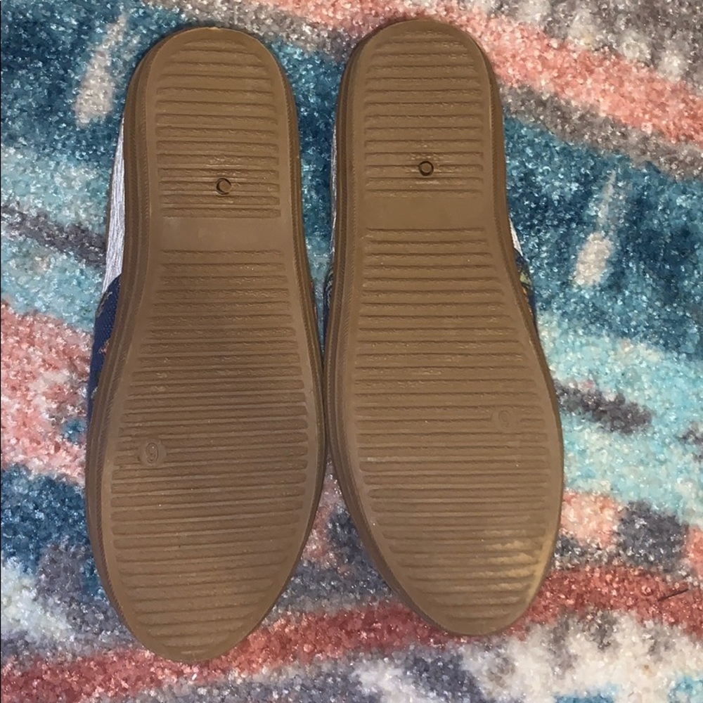 shoes - Picture 2 of 3